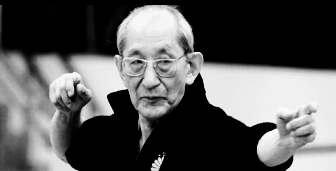 Harada Mitsusuke em jovem, praticando Karatê.